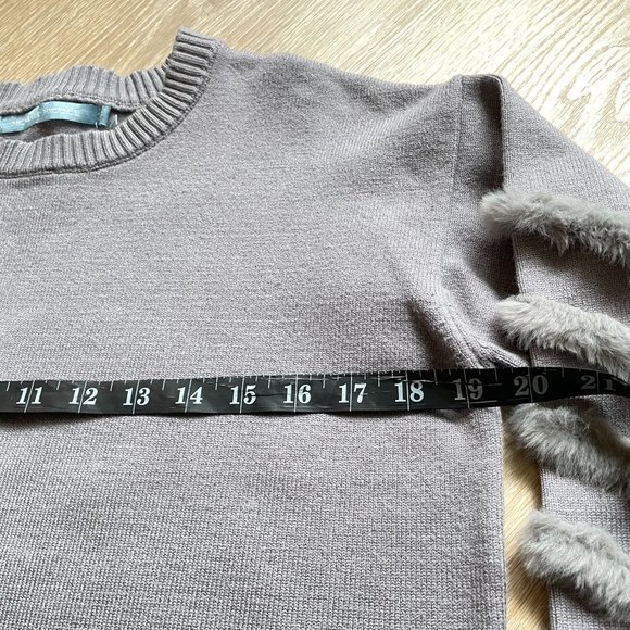Anthropologie style | Textured faux fur sleeve sweater | Soft lavender gray knit - Picture 5 of 10